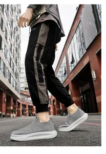 Seitliche Ansicht grauer, atmungsaktiver Slip-On-Herrenschuhe aus Fly-Knit-Gewebe
