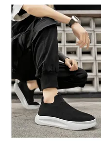 Seitenansicht der atmungsaktiven schwarzen Herren-Strick-Sneaker mit weißer Plateausohle