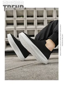Outdoor-Aufnahme atmungsaktiver schwarzer Flyknit-Herren-Sneaker mit weißer Sohle