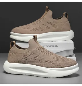 Seitenansicht atmungsaktiver khakifarbener Strick-Slip-On-Sneaker auf weißem Display