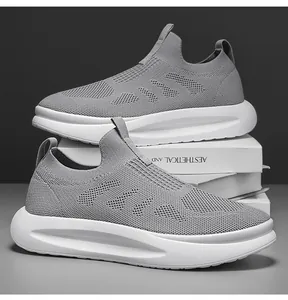 Nahaufnahme von grauem atmungsaktivem Mesh-Obermaterial und weißer Dämpfungssohle am Sneaker