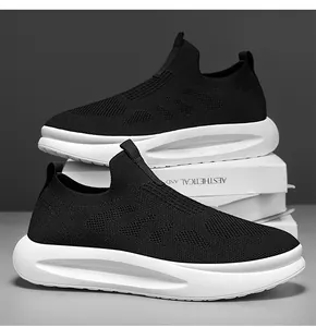 Detail des schwarzen atmungsaktiven Flyknit-Obermaterials und der dicken weißen Sohle