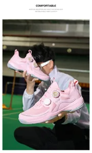 Detalle de zapatillas de bádminton rosa con doble ajuste de dial y malla transpirable