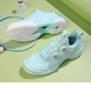 Detalle de zapatillas de bádminton verde menta con doble sistema de cierre giratorio