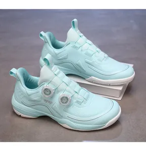 Primer plano de zapatilla deportiva verde menta con doble cierre de dial y malla transpirable