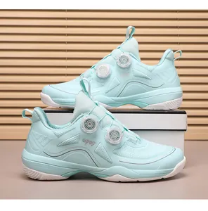 Detalle de zapatillas de bádminton verde menta con sistema de triple cierre mecánico