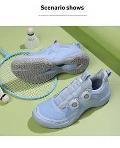 Detalle de zapatillas de bádminton azul claro con malla transpirable y sistema de doble dial