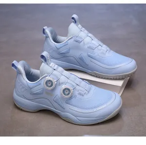 Detalle de zapatillas de bádminton azul claro con placa de carbono y cierre giratorio