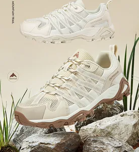 Detail der atmungsaktiven Mesh- und Gummisohle bei professionellen Outdoor-Wanderschuhen