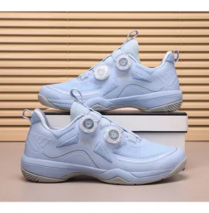 Vista de detalle de zapatillas deportivas azul claro con sistema de doble cierre de rueda