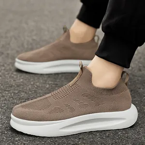 Baskets en tricot respirantes marron pour hommes avec semelle blanche rembourrée pour loisirs