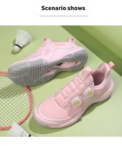 Zapatillas de bádminton rosas con cierre de rueda profesional sobre fondo verde