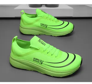 Detailansicht neongrüner atmungsaktiver Laufschuhe mit dicker Dämpfungssohle