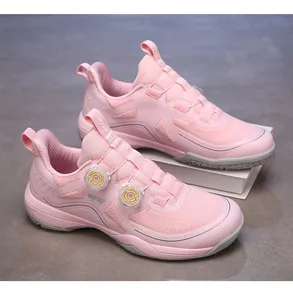 Detalle de zapatillas de bádminton rosas con malla transpirable y sistema de cierre de doble dial