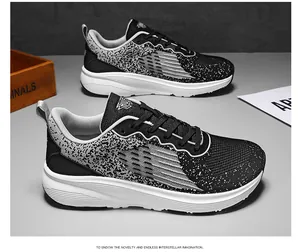 Detailoverzicht van zwart-witte mesh hardloopschoenen met verlooptextuur en dikke zool