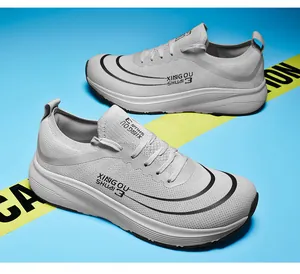 Detailansicht grauer atmungsaktiver Mesh-Sportschuhe auf lebhaftem blauem Hintergrund