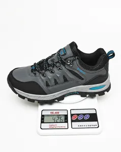 Detailansicht eines 426g leichten Outdoor-Wanderschuhs auf einer Digitalwaage