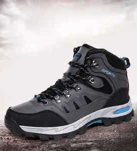 Detailansicht der hohen Wanderschuhe mit robuster rutschfester Gummisohle für Outdoor-Touren