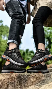 Wanderschuhe mit schwarzem Mesh und orangefarbenen rutschfesten Gummisohlen