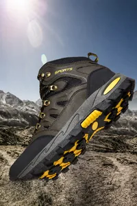 Robuster Wanderschuh mit rutschfester Gummisohle und langlebigen Metallösen für Schnürsenkel