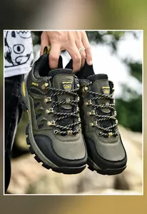 Detail von dunkelgrünen Wanderschuhen mit verstärkter Zehenkappe und Gummisohle