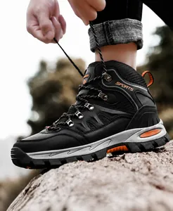 Outdoor-Hiking-Stiefel mit robuster Gummisohle auf felsigem Gelände für Wanderungen