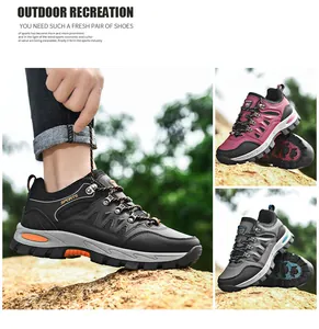 Detail von Outdoor-Wanderschuhen mit rutschfesten Gummisohlen und Mesh-Gewebe im Freien