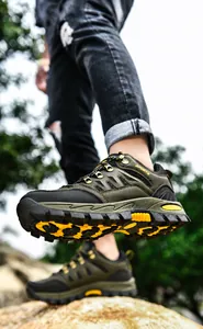 Wanderschuhe mit tiefem Gummiprofil für optimale Traktion auf Felsen im Freien