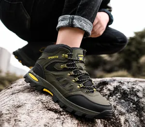 Nahaufnahme robuster Outdoor-Wanderschuhe mit griffiger Sohle und Metall-Schnürhaken