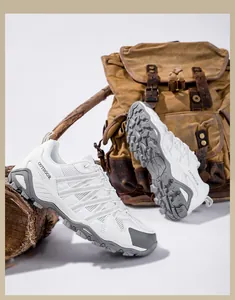 Detailansicht weißer Outdoor-Wanderschuhe auf Holzständer mit Vintage-Rucksack