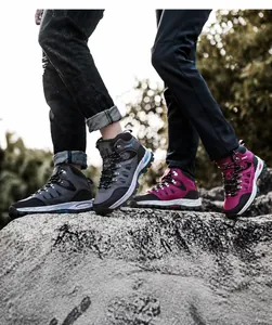Nahaufnahme von High-Top-Wanderschuhen für Damen und Herren auf Felsen im Wald