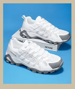 Detail weißer Outdoor-Wanderschuhe mit atmungsaktivem Mesh und rutschfester Profilsohle