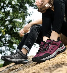 Detail der rutschfesten Gummisohlen an lila Wanderschuhen für Outdoor-Bergwanderungen