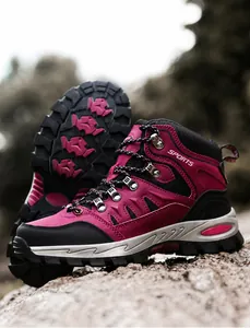 Details von burgunderroten Outdoor-Wanderschuhen mit Knöchelschutz und rutschfester Sohle