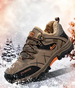 Primer plano de botas de montaña con forro polar grueso en un entorno de bosque nevado