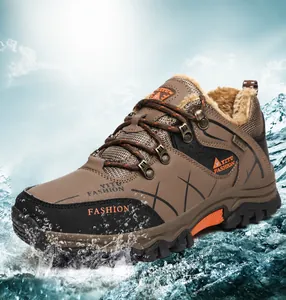 Bota de montaña forrada marrón con salpicaduras de agua y fondo de nieve
