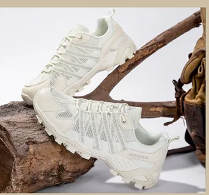 Atmungsaktiver Wanderschuh in Off-White mit robuster Profilsohle auf Baumstamm