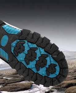 Detail der TPR-Laufsohle mit tiefem Grip-Profil und rutschfestem Muster für Wanderschuhe