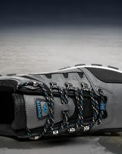 Details von robusten gewebten Schnürsenkeln und Metallhaken an Outdoor-Wanderschuhen