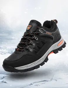 Detalle de botas de senderismo de invierno con forro polar cálido y suelas antideslizantes