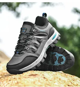 Details von Outdoor-Wanderschuhen mit Metallschallen und rutschfester Gummisohle