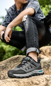Nahaufnahme der leichten Wanderschuhe mit rutschfester Gummisohle im felsigen Gelände draußen