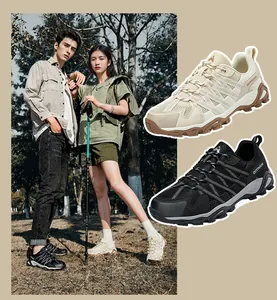 Detail von Outdoor-Wanderschuhen mit Mesh-Obermaterial und griffiger Gummisohle