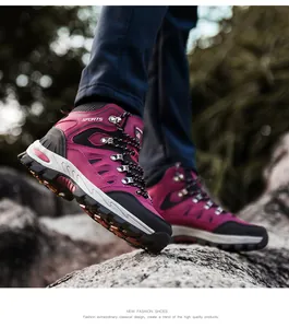 Detailansicht der pinkfarbenen Wanderschuhe mit rutschfester Gummisohle auf Felsgelände