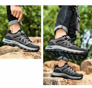 Detail von Outdoor-Wanderschuhen mit Gummisohlen und rutschfestem Profil auf felsigem Boden