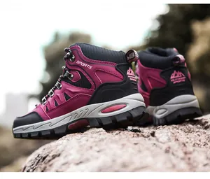 Nahaufnahme der rosaroten Wanderschuhe mit Gummisohle auf Outdoor-Felsen