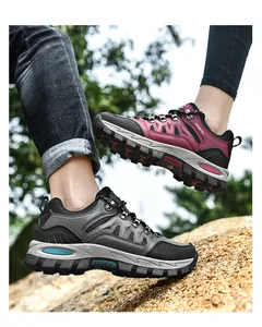Detailansicht der Outdoor-Wanderschuhe mit griffiger Sohle und atmungsaktivem Mesh