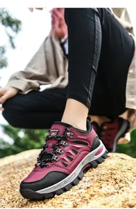 Detaillierte Makroansicht weinroter Trekkingschuhe mit robuster rutschfester Gummisohle