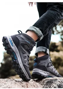 Detail von High-Top-Wanderschuhen mit tiefem Profil der Gummisohle zum Klettern