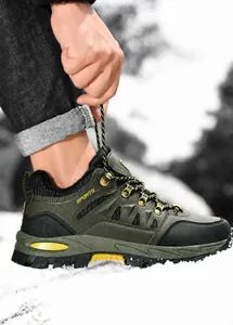 Detalle de botas de senderismo de invierno cálidas con forro sobre fondo de nieve